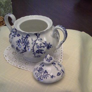SUGAR BOWL WITH LID MADE IN ENGLAND BLUE AND WHITE